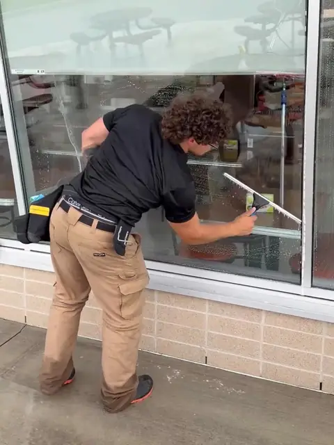 Squeegee finishing on a large window