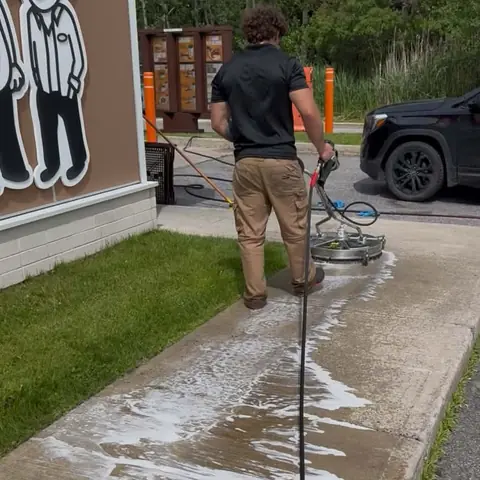 Nettoyage d’un trottoir avec un laveur à pression à disque rotatif